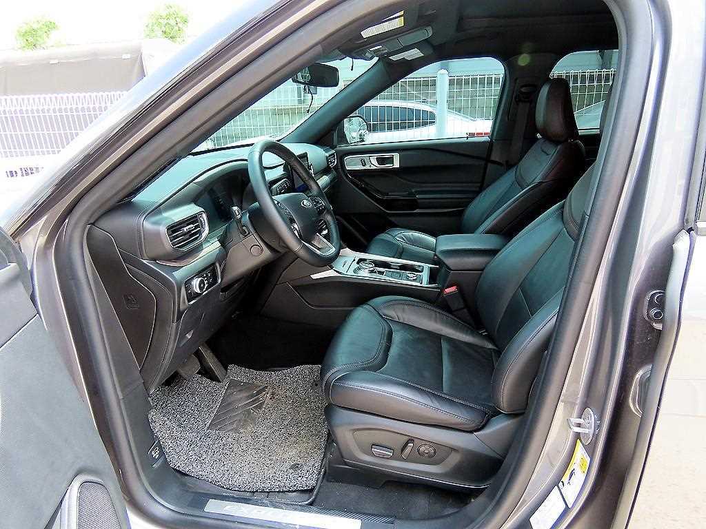 Ford Explorer — photo 05
