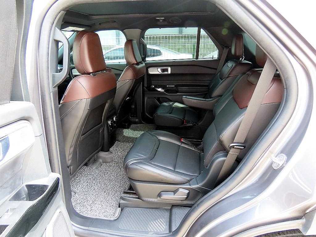 Ford Explorer — photo 06
