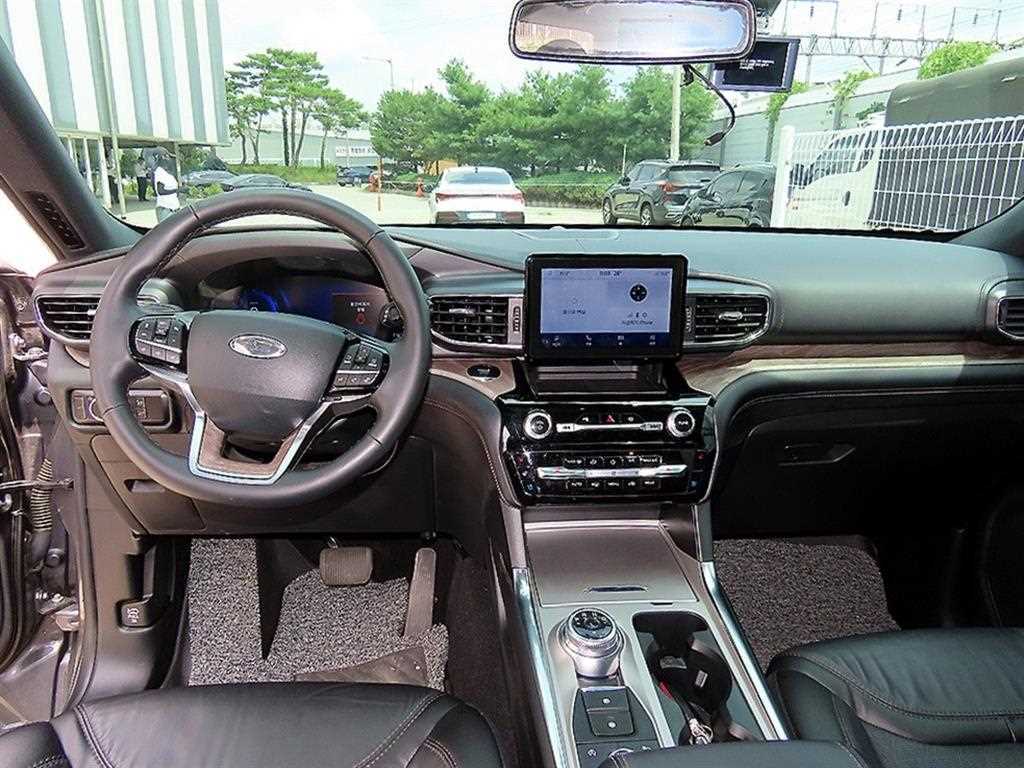 Ford Explorer — photo 07