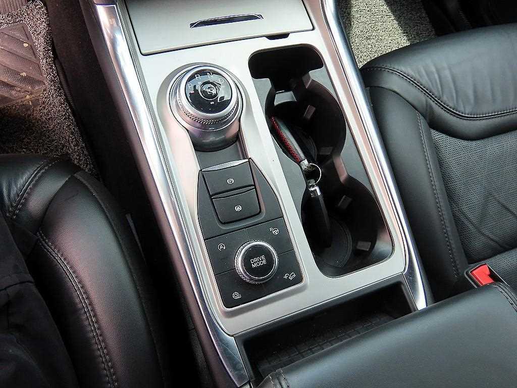 Ford Explorer — photo 10