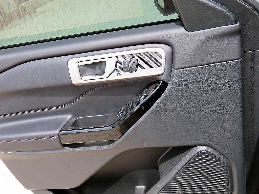 Ford Explorer — photo 11
