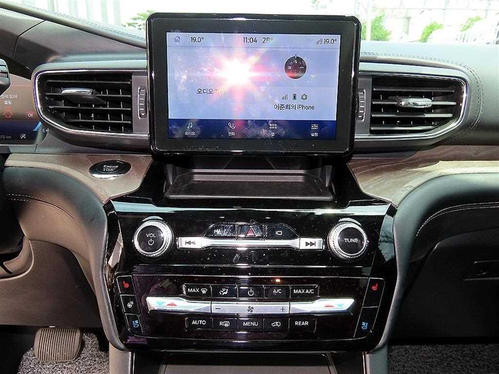 Ford Explorer — photo 13