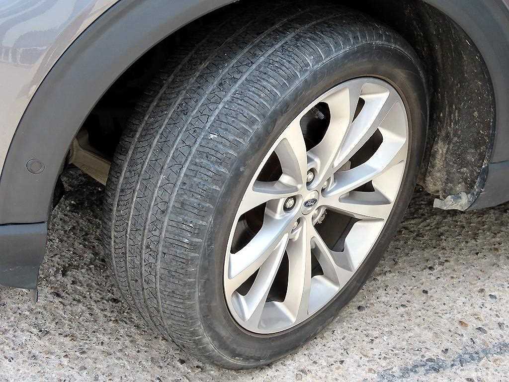 Ford Explorer — photo 20