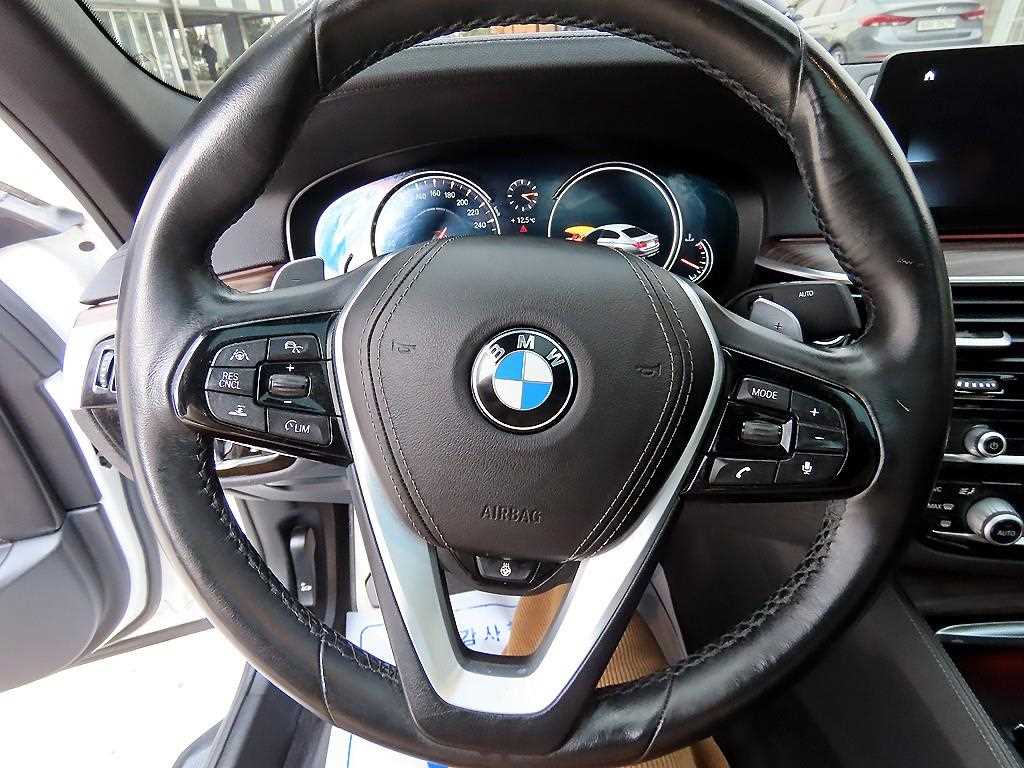 BMW 5-Series — photo 08