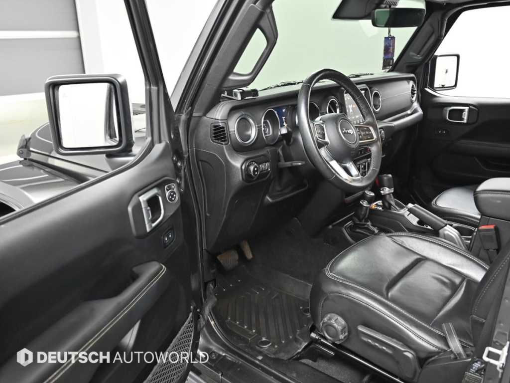 Jeep Wrangler — photo 11