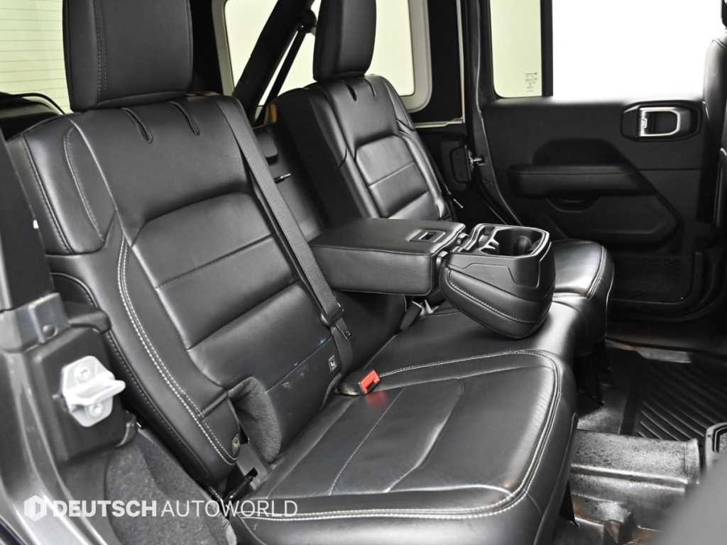 Jeep Wrangler — photo 12