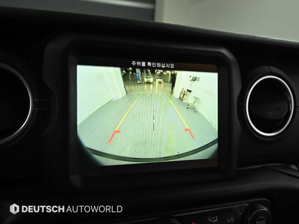 Jeep Wrangler — photo 15