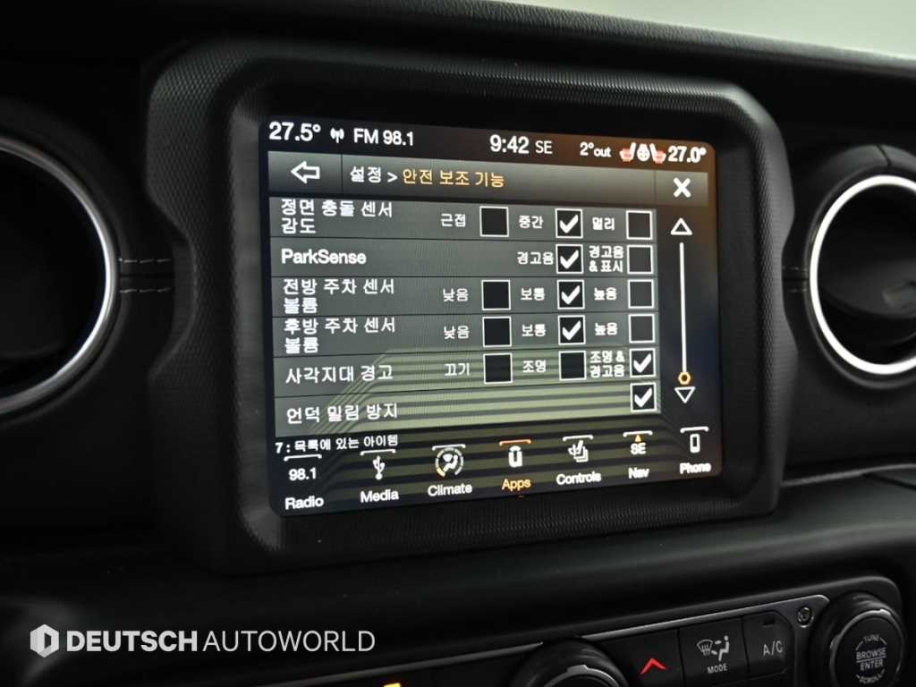 Jeep Wrangler — photo 16