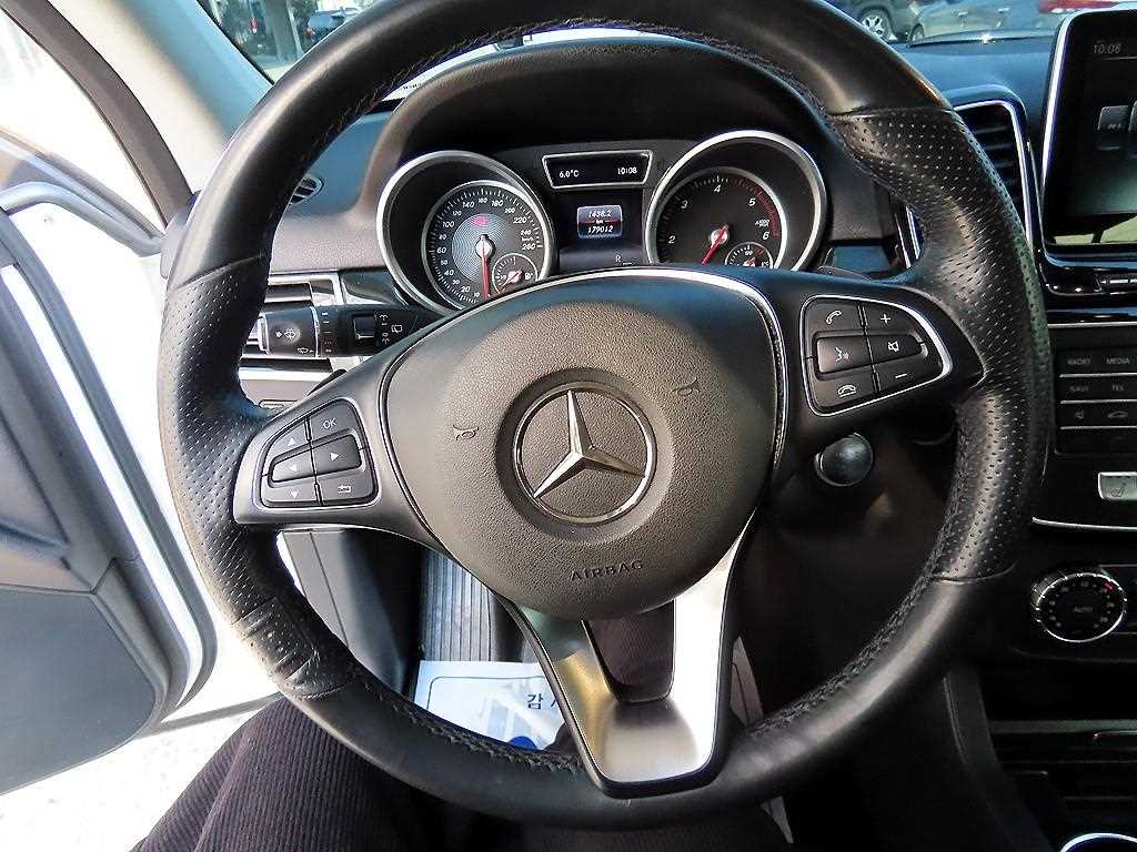 Mercedes-Benz GLE-Class — photo 08