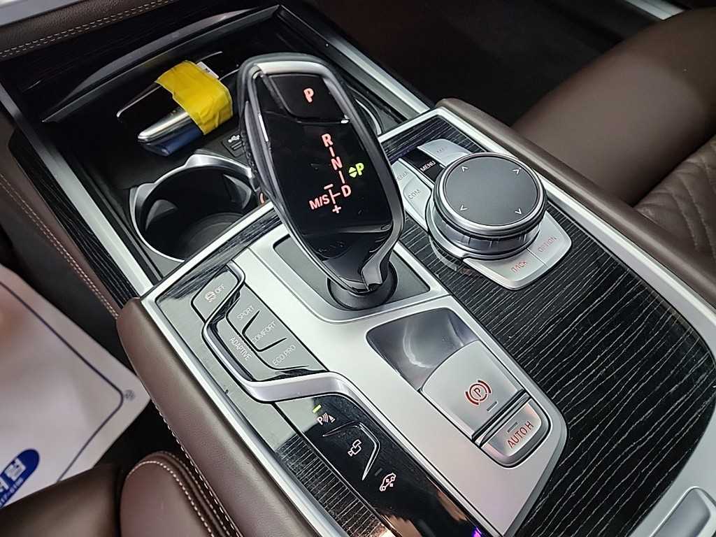 BMW 7-Series — photo 08