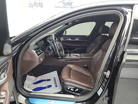 BMW 7-Series — photo 11