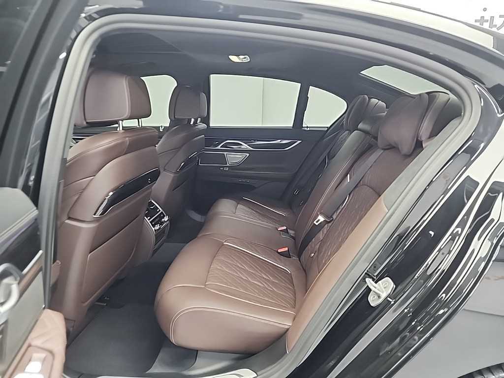 BMW 7-Series — photo 12