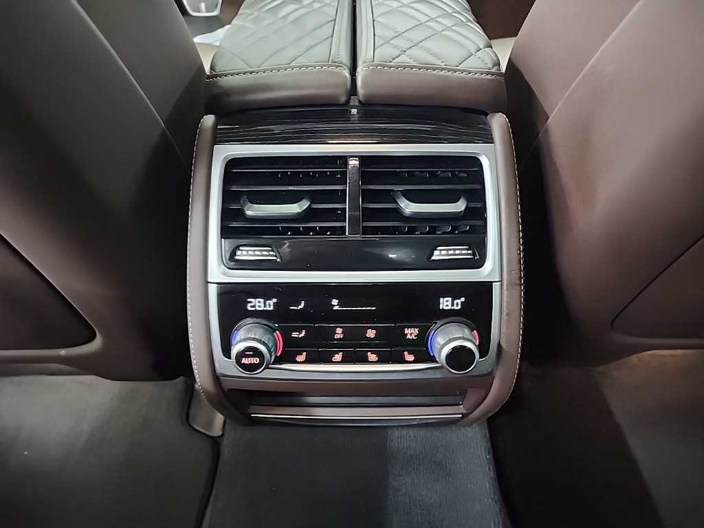 BMW 7-Series — photo 13