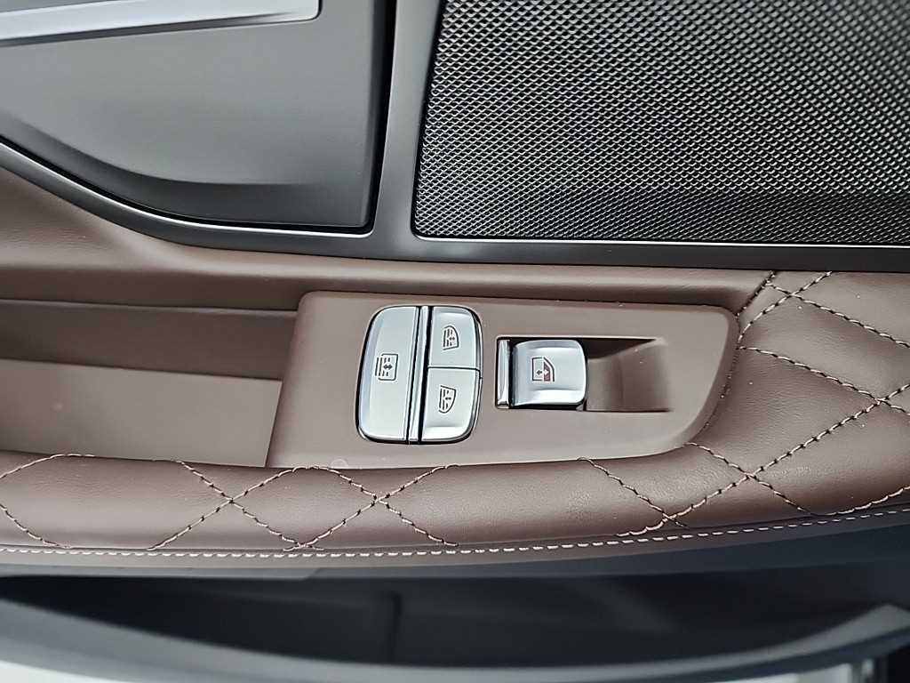 BMW 7-Series — photo 16