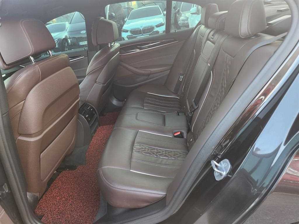BMW 5-Series — photo 08