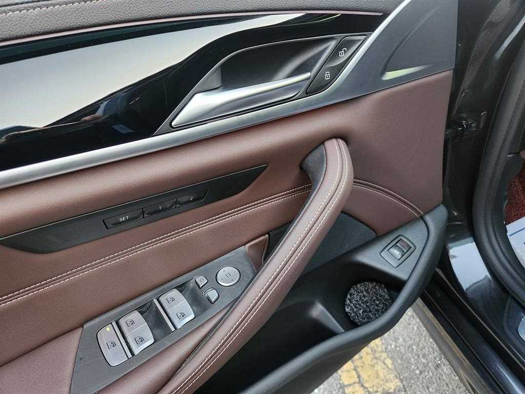 BMW 5-Series — photo 15