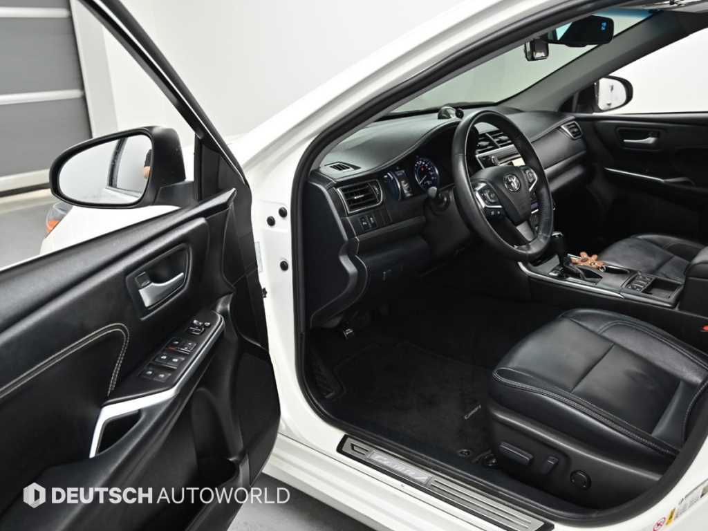 Toyota Camry — photo 11