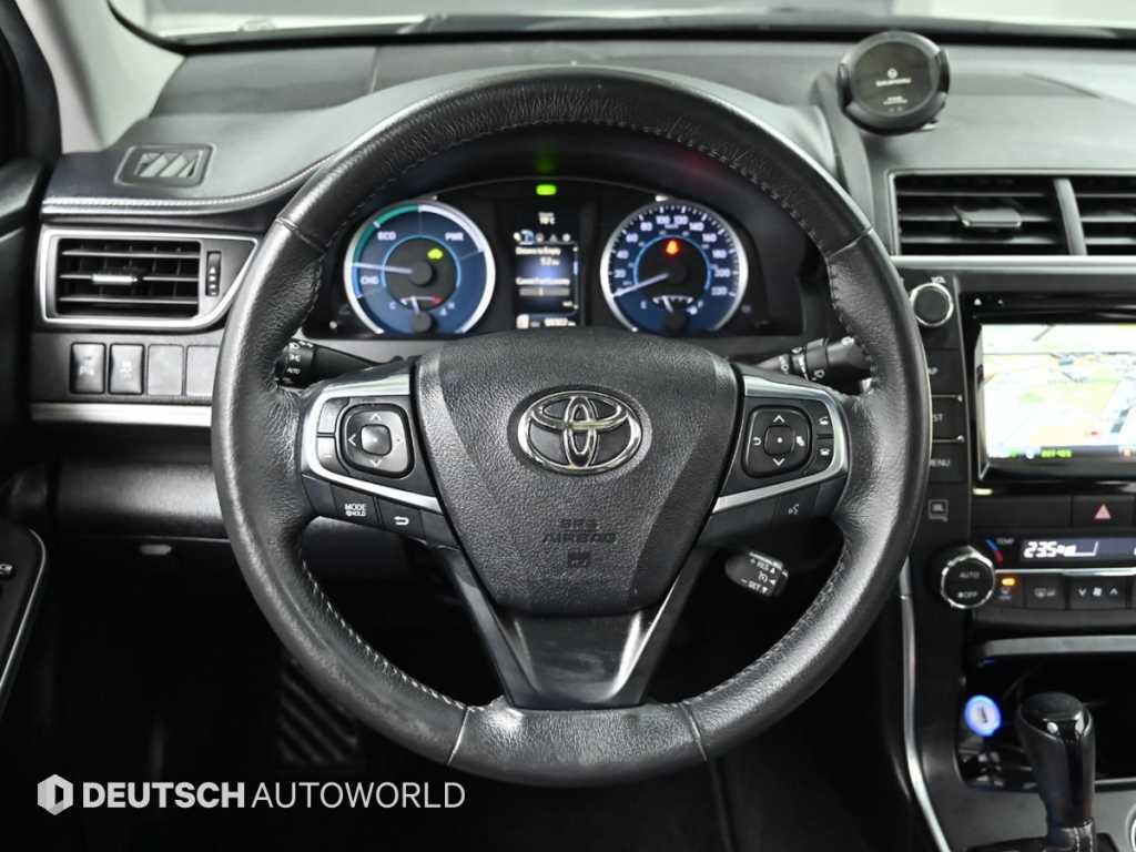Toyota Camry — photo 13