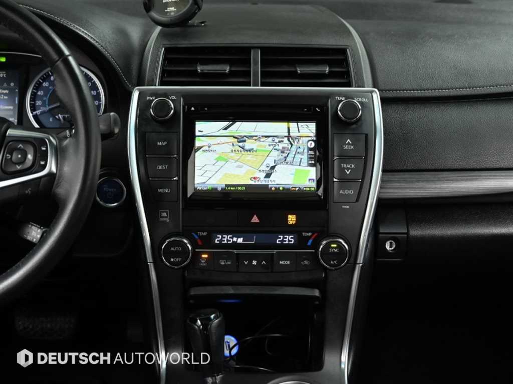 Toyota Camry — photo 14