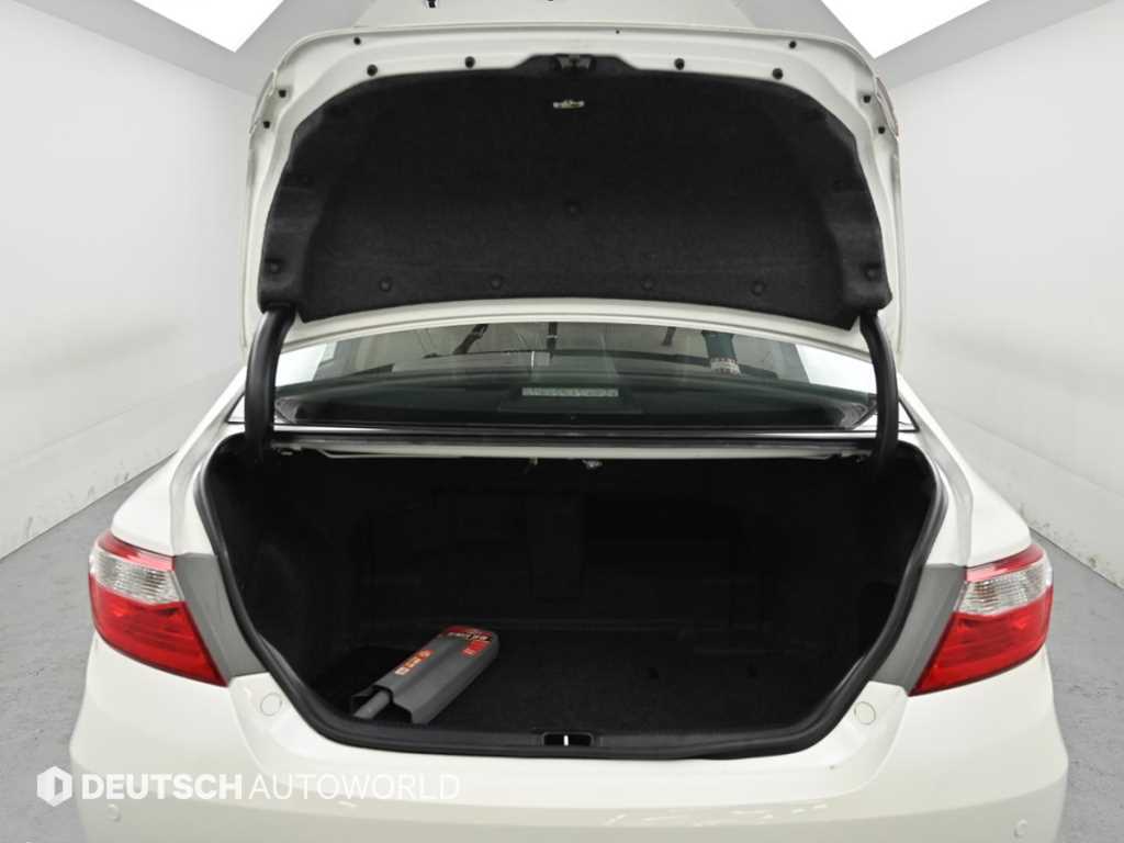 Toyota Camry — photo 19