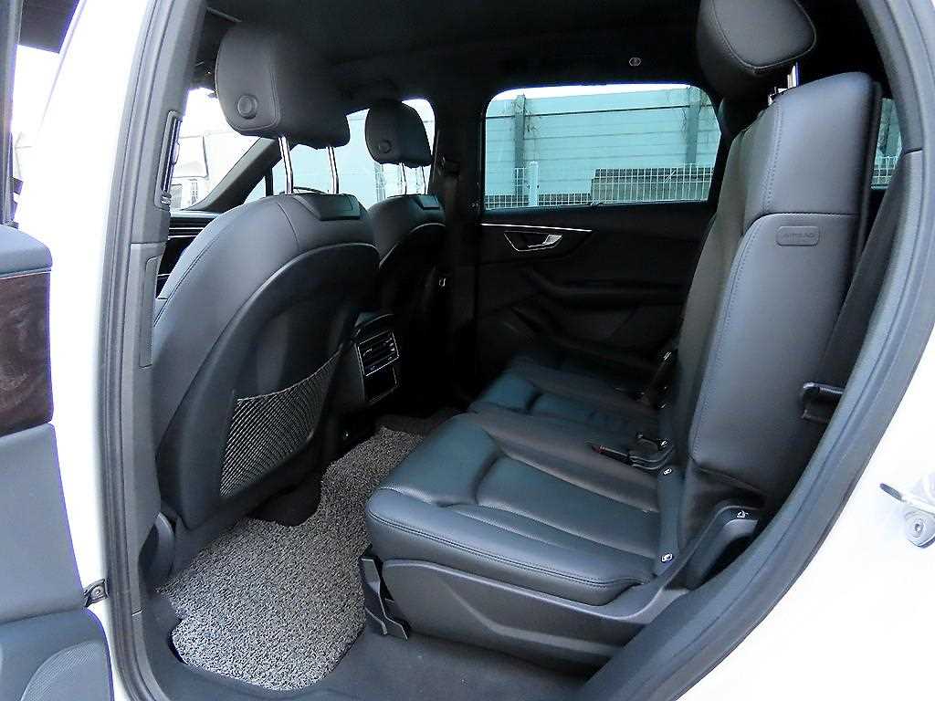Audi Q7 — photo 06