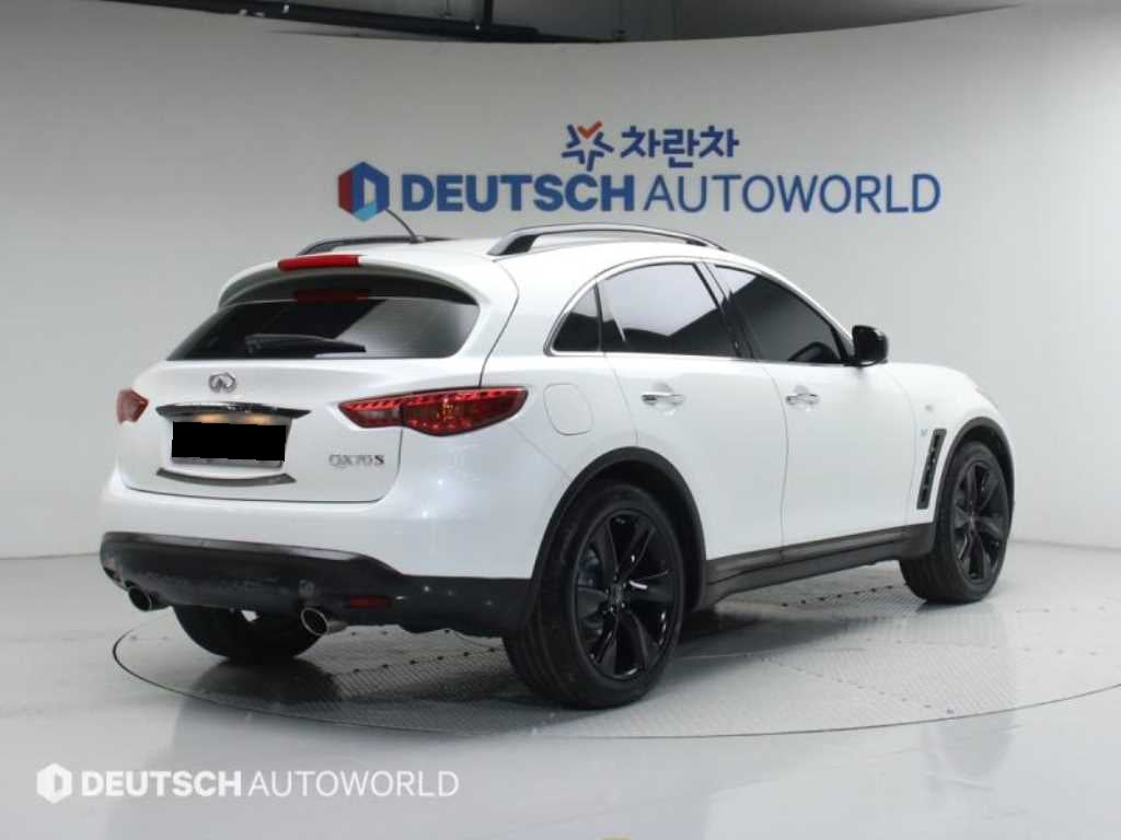 Infiniti QX70 — photo 02