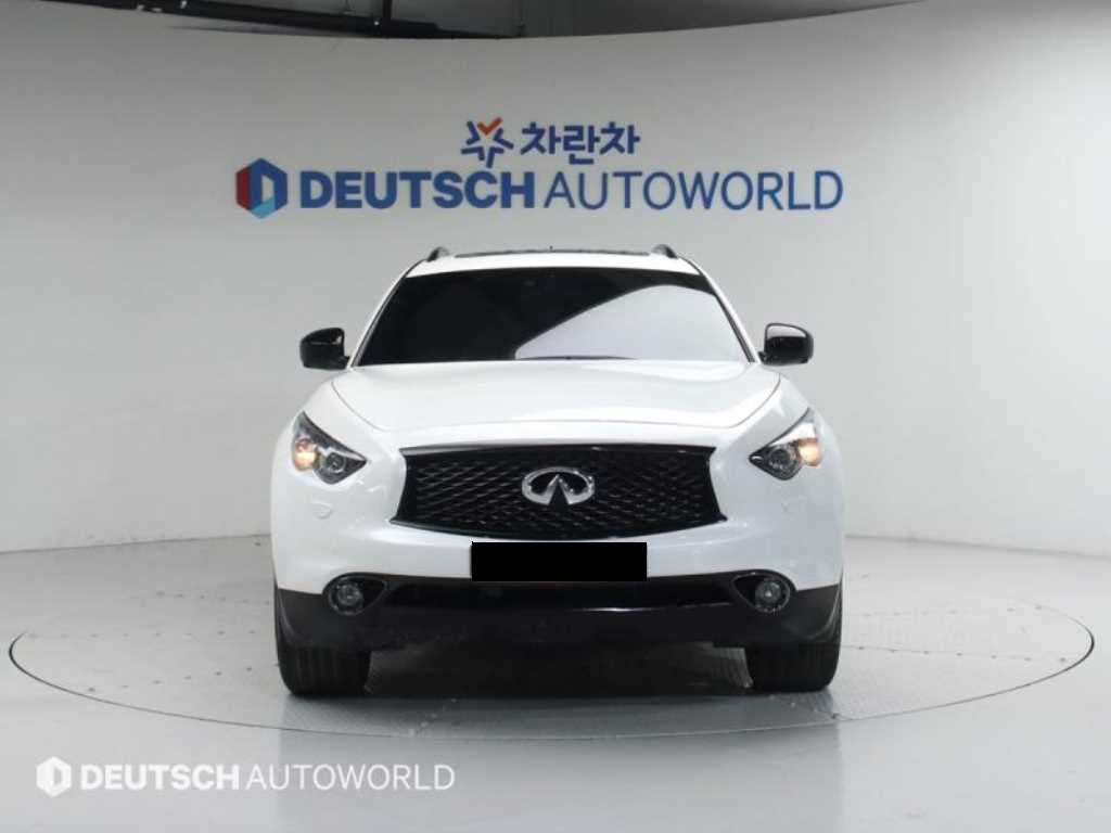 Infiniti QX70 — photo 03