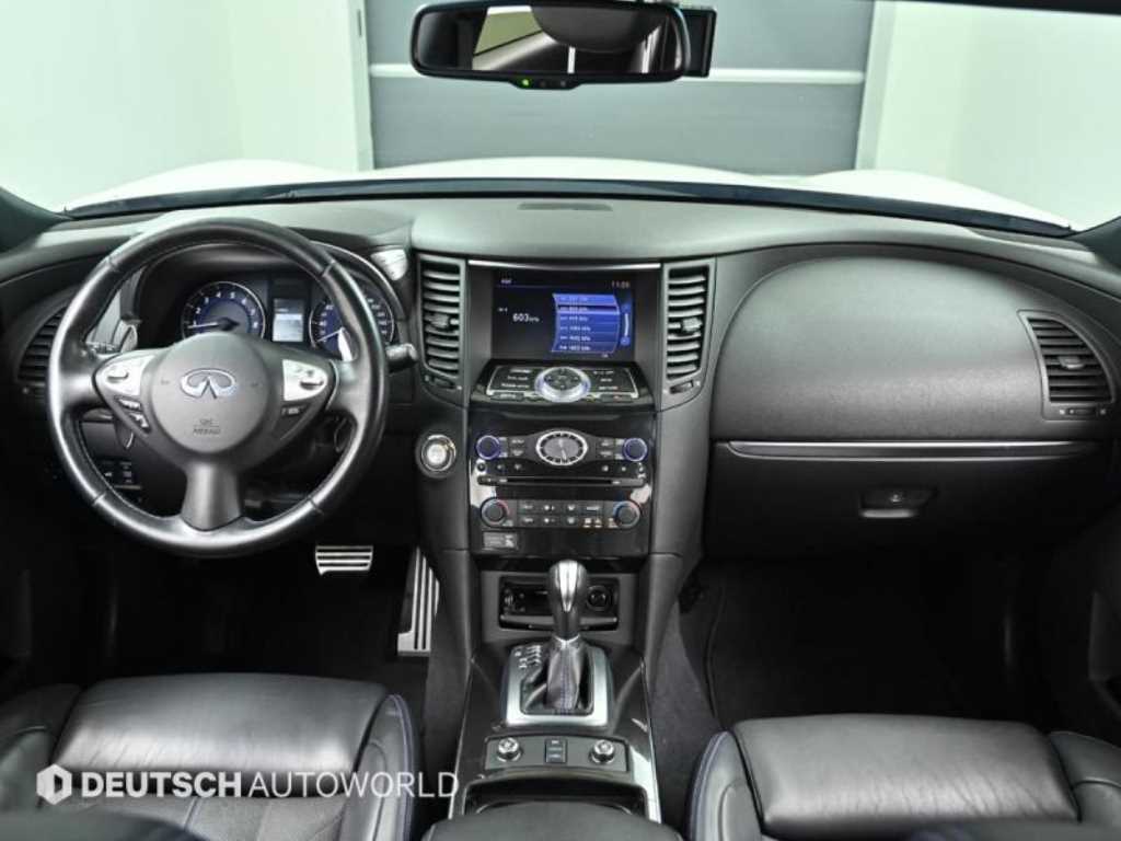 Infiniti QX70 — photo 07