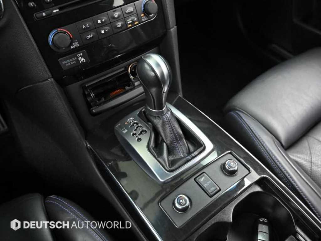 Infiniti QX70 — photo 09