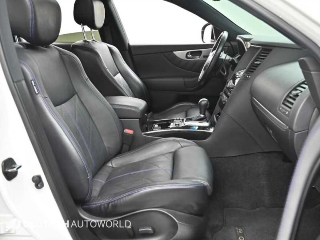 Infiniti QX70 — photo 10