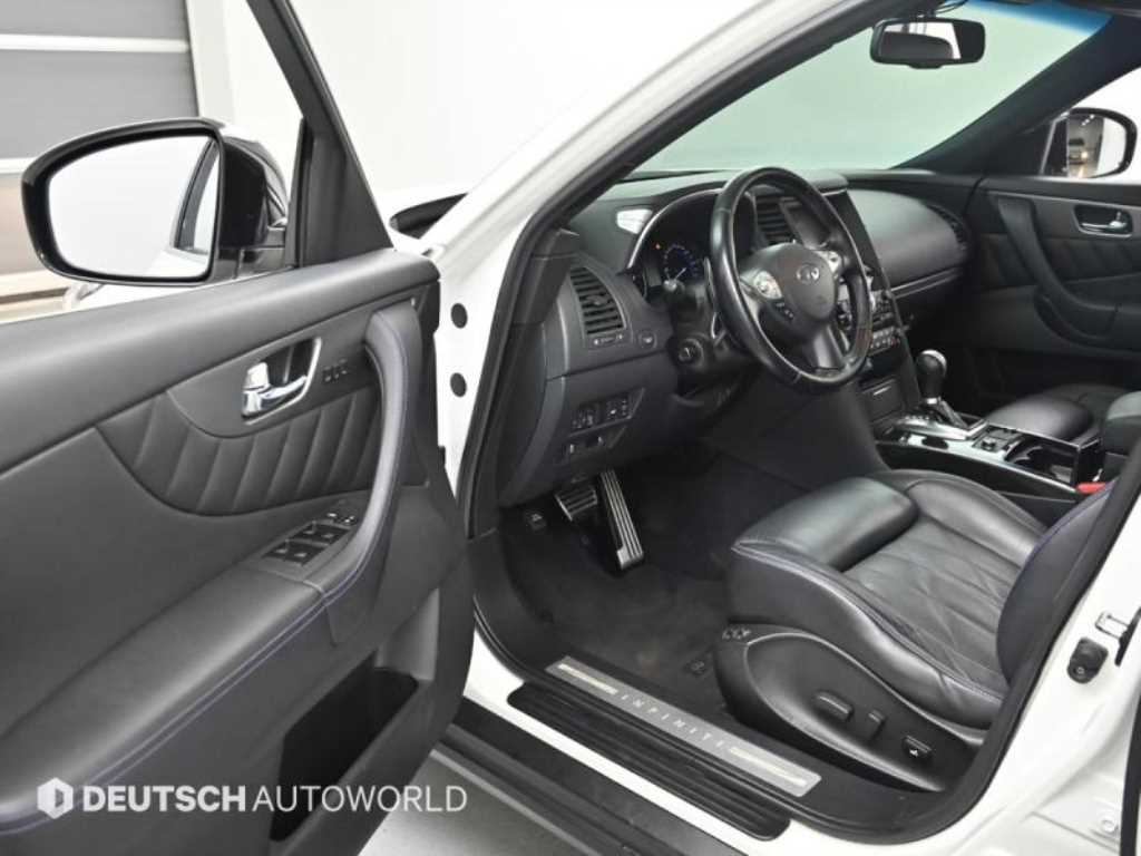 Infiniti QX70 — photo 11