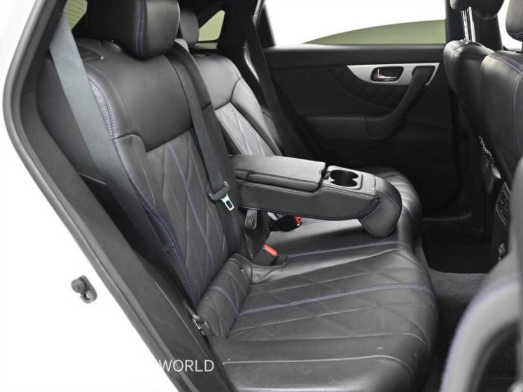 Infiniti QX70 — photo 12
