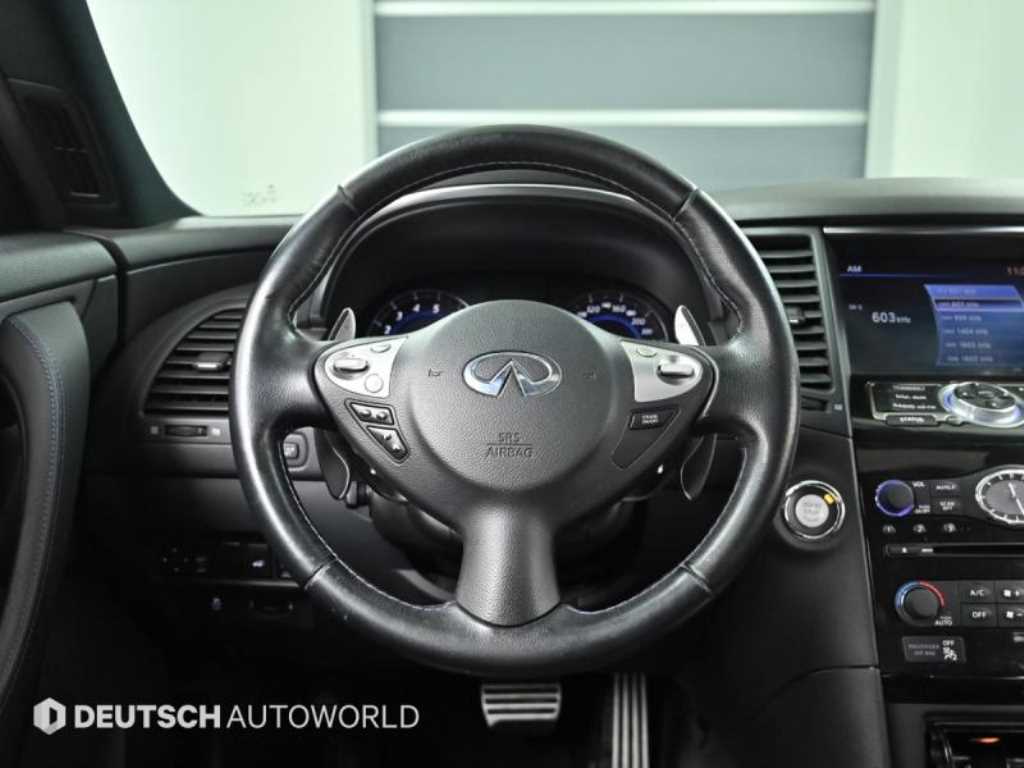 Infiniti QX70 — photo 13