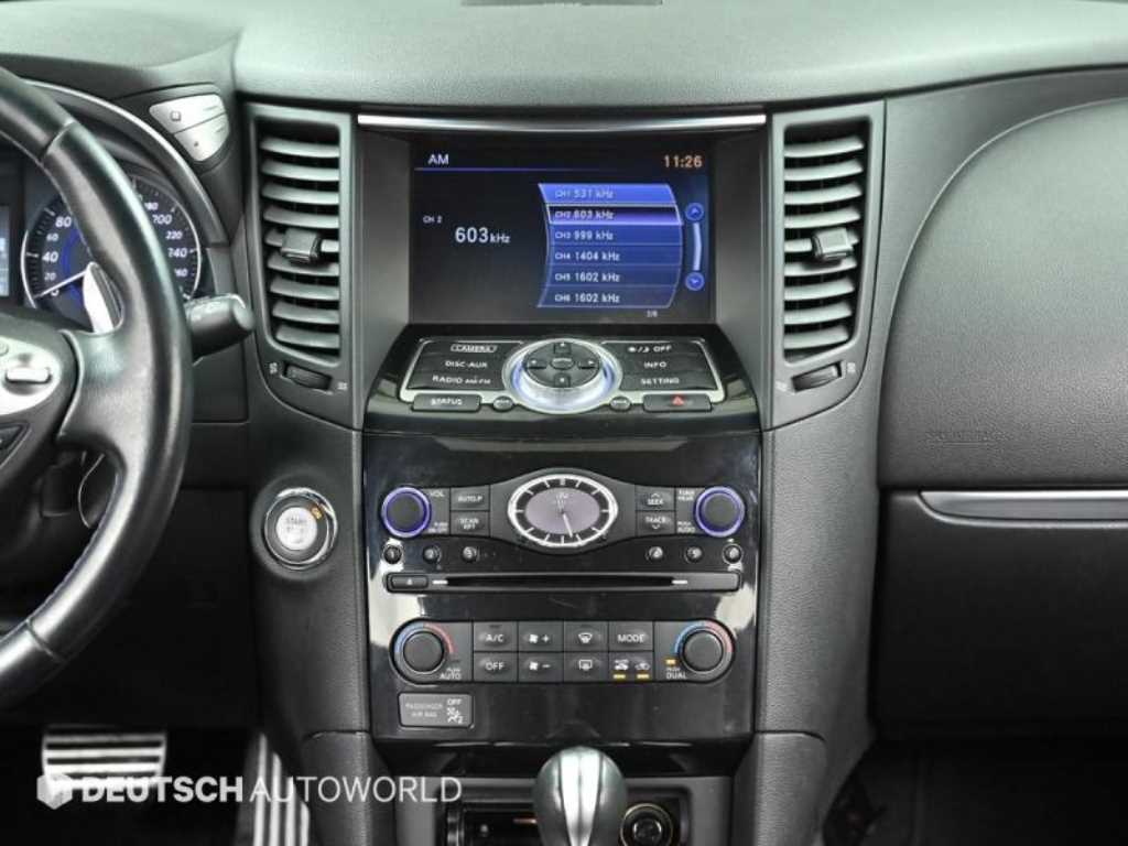 Infiniti QX70 — photo 14
