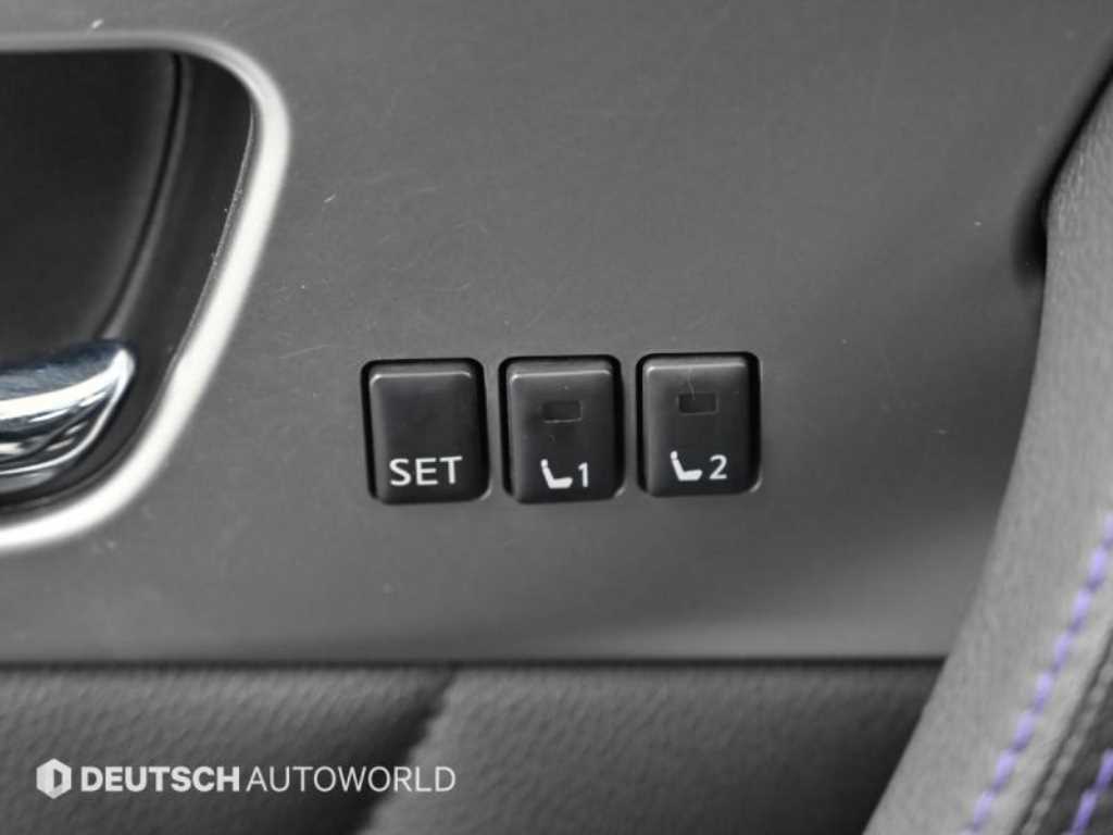 Infiniti QX70 — photo 16