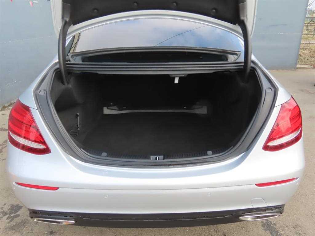 Mercedes-Benz E-Class — photo 05