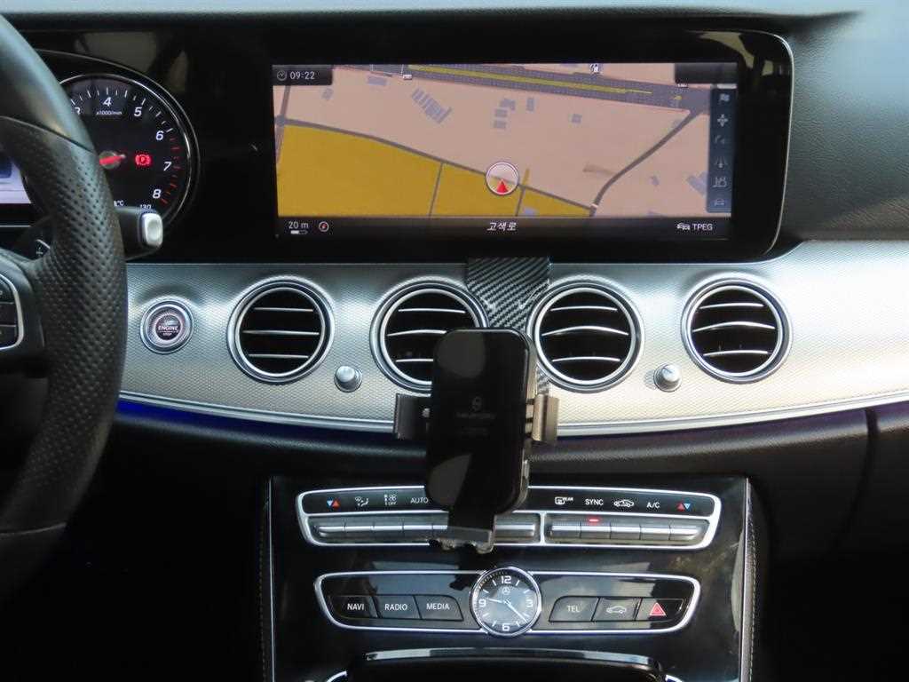 Mercedes-Benz E-Class — photo 10