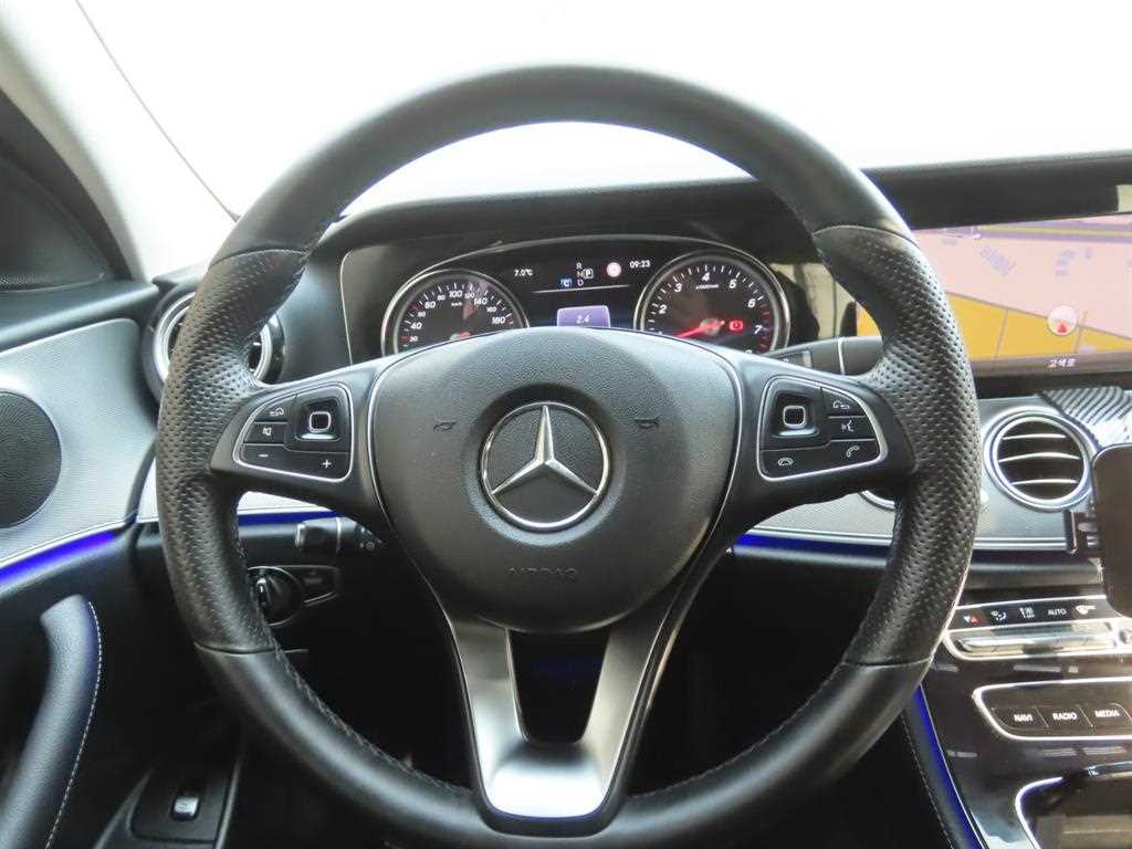 Mercedes-Benz E-Class — photo 11