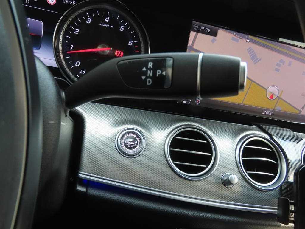 Mercedes-Benz E-Class — photo 15