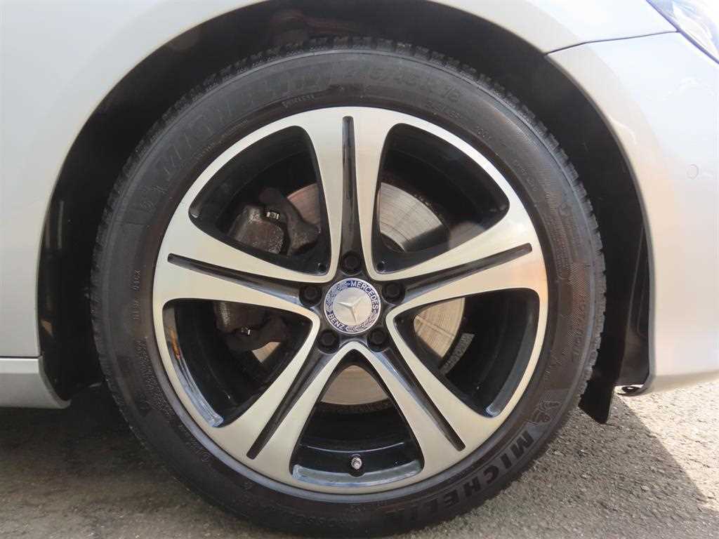 Mercedes-Benz E-Class — photo 20