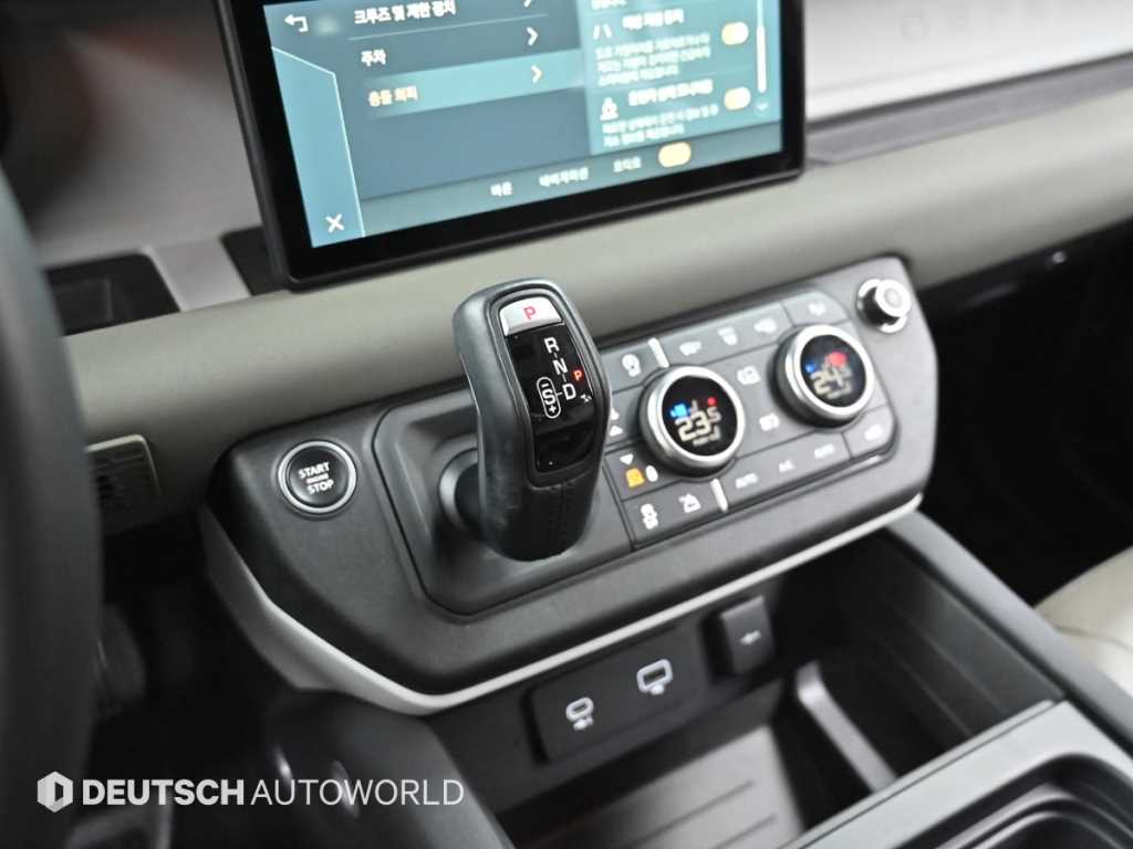 Land Rover Defender — photo 09