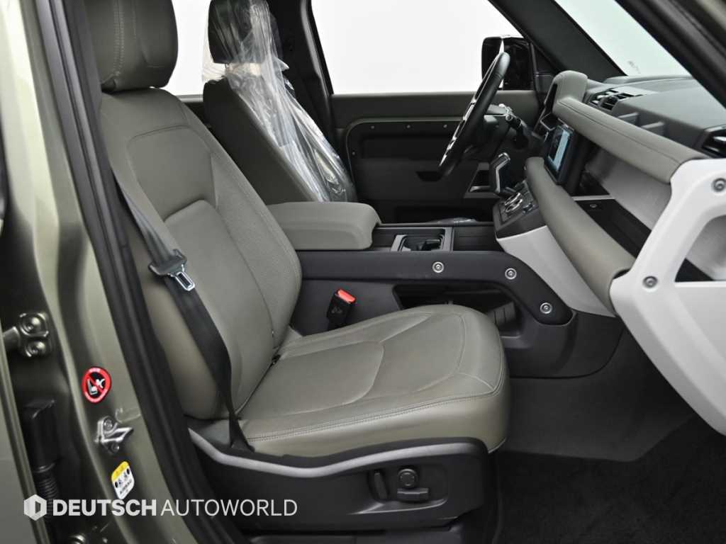 Land Rover Defender — photo 10