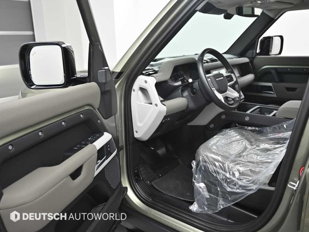 Land Rover Defender — photo 11