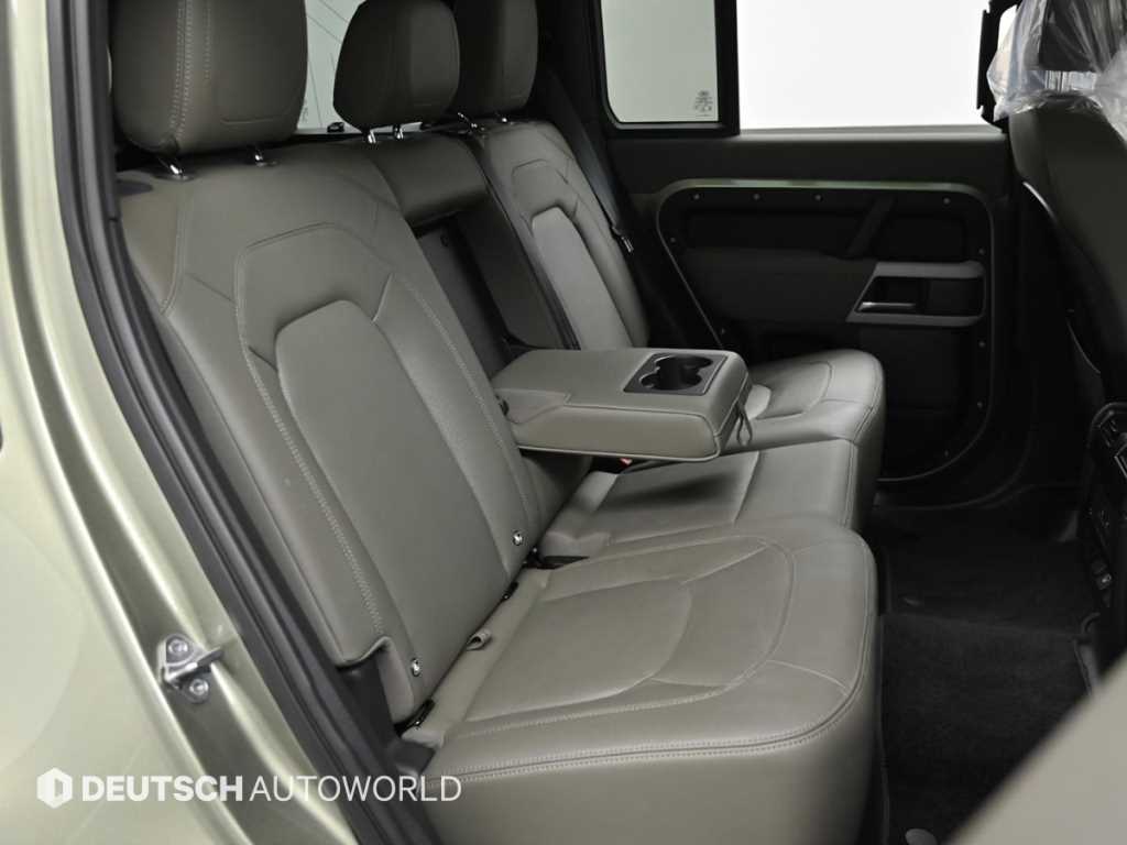Land Rover Defender — photo 12
