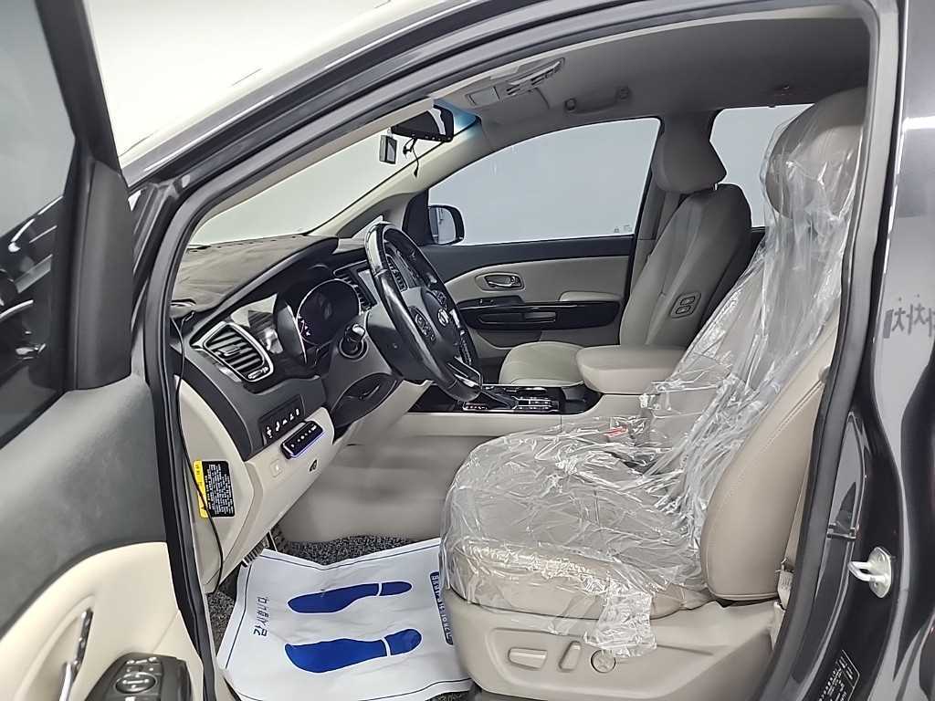 Kia Carnival — photo 11