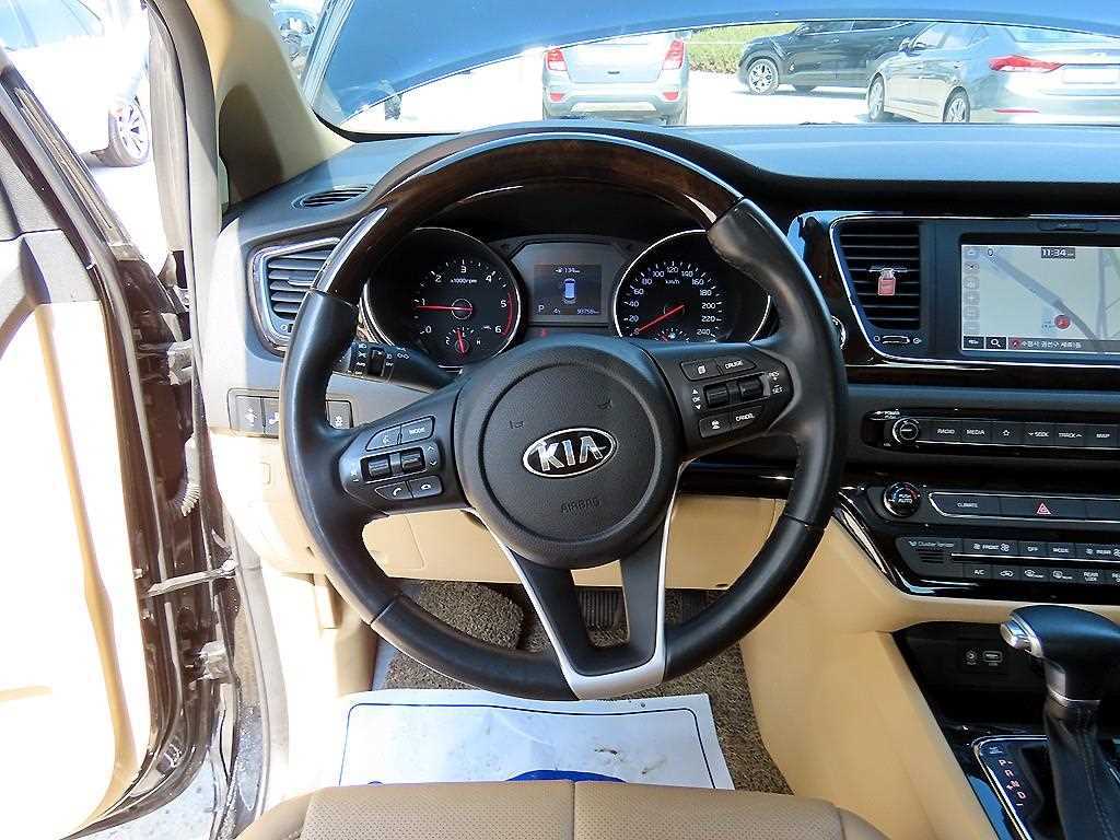 Kia Carnival — photo 09