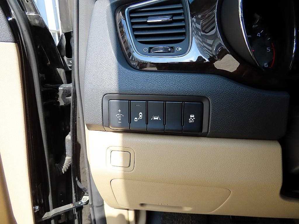 Kia Carnival — photo 12