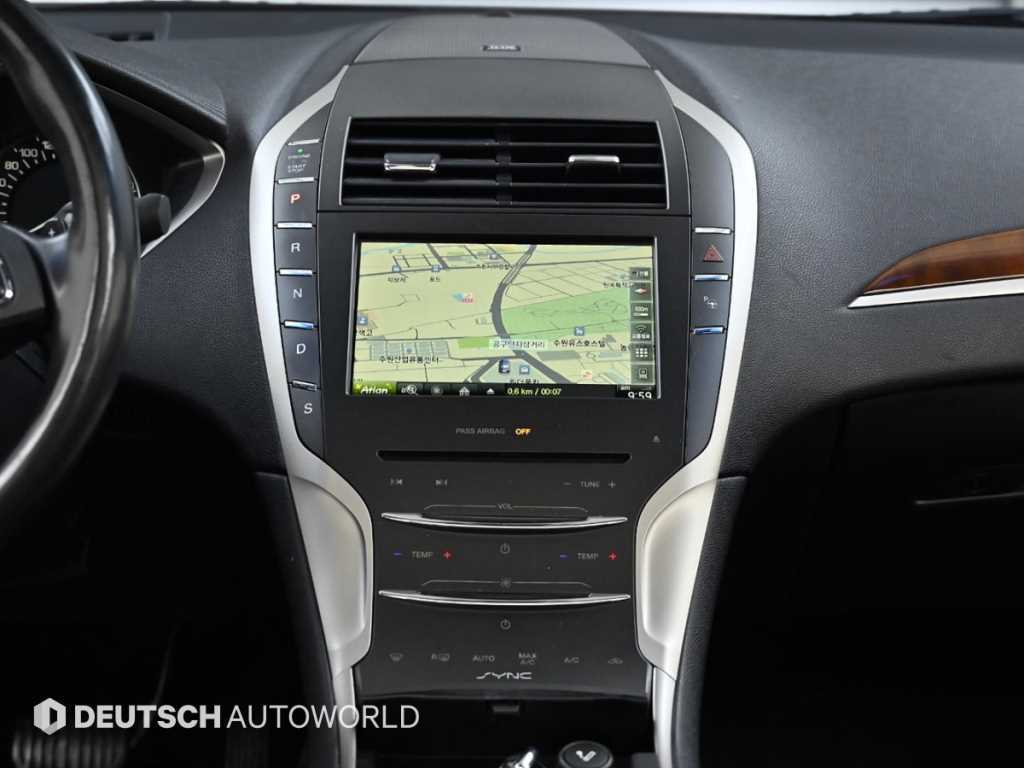 Lincoln MKZ — photo 14