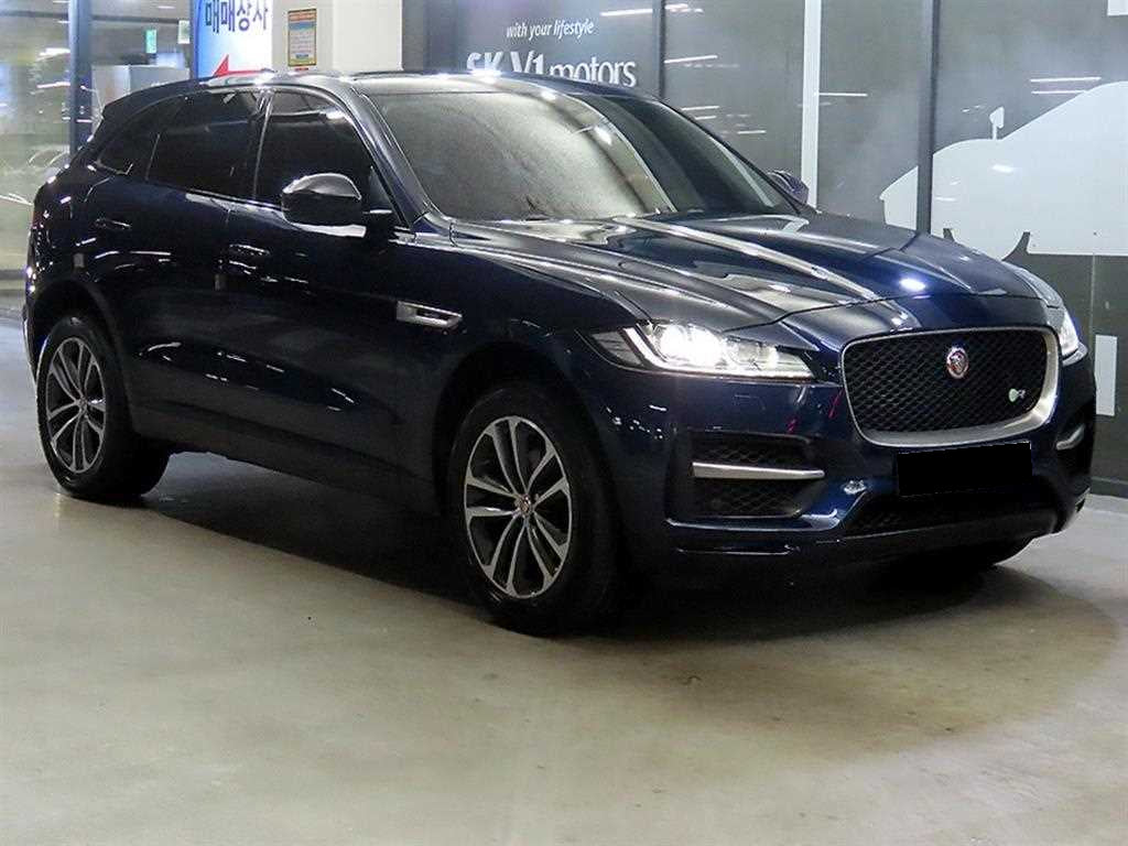 Jaguar F-PACE — photo 01
