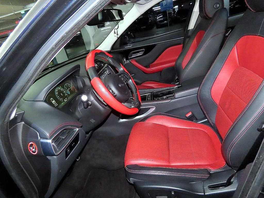 Jaguar F-PACE — photo 06
